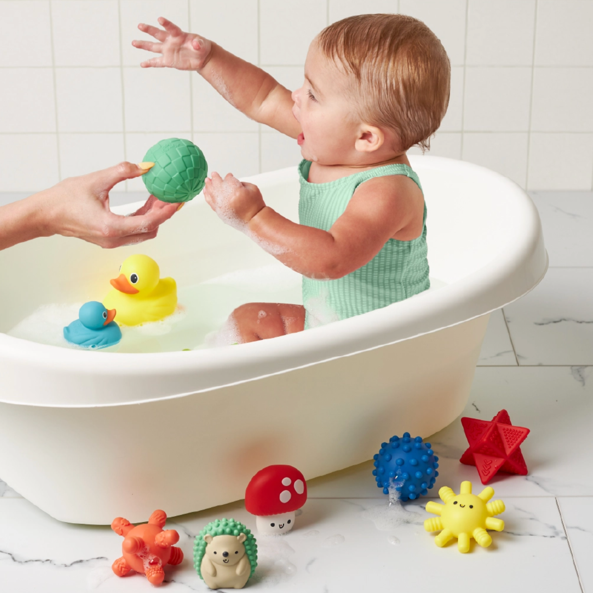 Itzy Splash Gift Set? Soft Bath + Water Toys